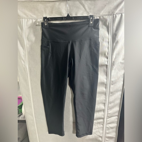 Old Navy Active Black Powersoft Cropped Leggings With Pockets Size L - Picture 1 of 6